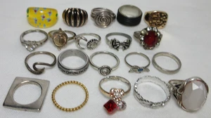VINTAGE BIS JETZT KONVOLUT RINGE MODE KOSTÜM SCHMUCK GOLD SILBERFARBEN #42 - Bild 1 von 9