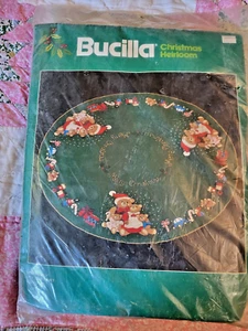 1990s Bucilla Christmas Heirloom "Bear Family" Felt 42" Round Tree Skirt Holiday - Picture 1 of 6