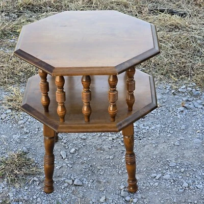 Mesa auxiliar octogonal vintage de dos niveles de pino envejecido de mediados de siglo Foto 1 de 4