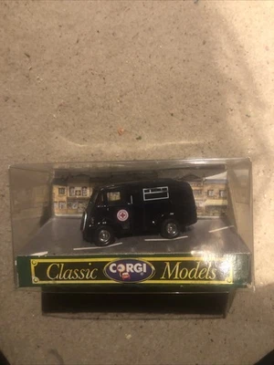 Corgi Classic Models diecast replica of a Renault 1000kg Military Ambulance - Image 1 of 2