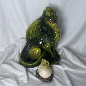 "Estatua Windstone Editions Dragon (verde) Peña 1986 - 9"", 5,5 lb con bebé dragón" - Imagen 1 de 9