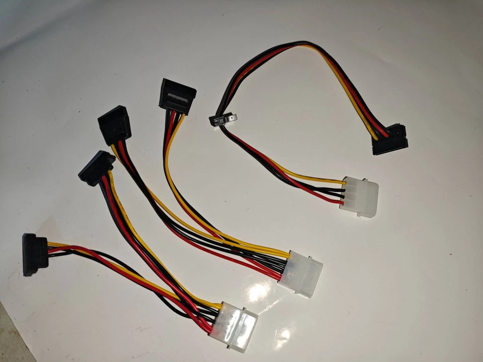 3 Y-Adapter 4Pin Molex auf 2x 15Pin SATA – 2 Neue Festplatten am alten Kabel - Bild 1 von 1