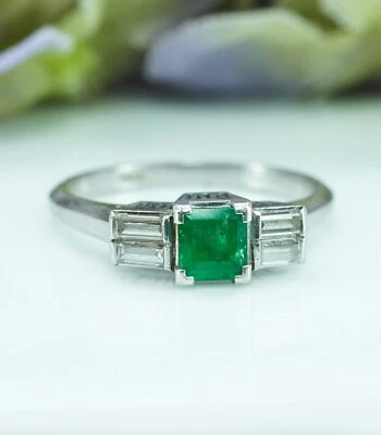 Anillo vintage de filigrana de platino esmeralda con diamantes baguette delicado Foto 1 de 4