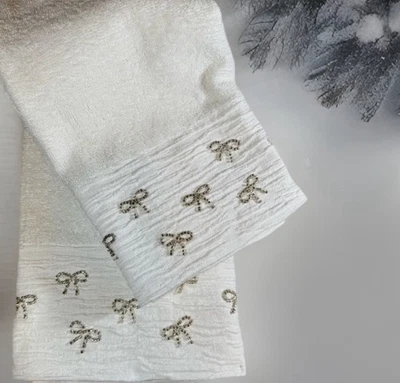 Juego de 2 Toallas de Mano ARCTIC HOLIDAY Blanco Plata Bordado Con Cuentas Arcos Turcos Foto 1 de 4