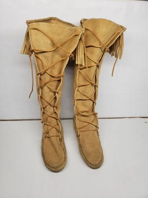 Botas de renda Minnetonka femininas bronzeadas joelho alto frente com franja tamanho 8 camurça - Imagem 1 de 4