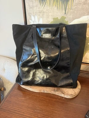 NUEVO CON ETIQUETAS JIMMY CHOO Perfumes Negro Cuero Vegano Piel de Serpiente Lg Bolso de Hombro Bolso de Viaje Foto 1 de 4