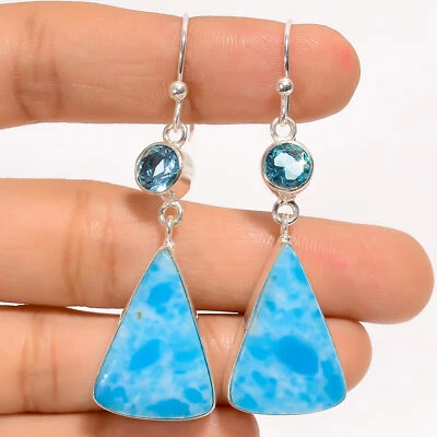 Pendientes colgantes hechos a mano de plata 925 con piedras preciosas de topacio azul Larimar 2,3" ARE-4044 Foto 1 de 3