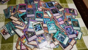 50 Orig YuGiOh-Karten(Aktuelle Karten -mind. 10 Rares&Holos inkl. Spielmatte)