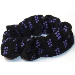 Leder Haargummi Haarschmuck Armband Velour Scrunchie Zopf Schwarz Lila Punkte - Bild 1 von 1