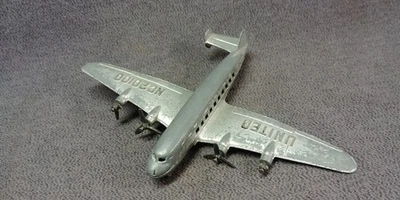 1940s Tootsietoy United DC-4 Super Mainliner Propeller Plane NC 20100 Metal Toy - Image 1 of 4