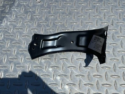 Soporte guardabarros delantero derecho Volkswagen Passat 2016-2019 561821136B Foto 1 de 3