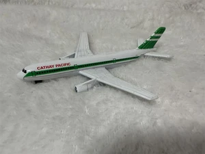 CATHAY PACIFIC AIRBUS 330 METALLFLUGZEUG IM MASSSTAB 1:600 - Bild 1 von 8