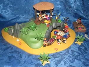 (N) ILE AUX PIRATES PLAYMOBIL AVEC NOMBREUX ACCESSOIRES + RADEAU - Picture 1 of 9