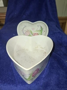 Hübsche Keramik Schmuckschatulle in Herzform mit Deckel Shabby Chic weiß und hellrosa - Bild 1 von 3