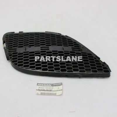 Rejilla radiador derecha genuina Nissan Almera OEM 62320-BN700 Foto 1 de 2