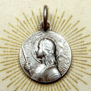 Beata Joan of Arc in armor carrying a fleur de lis banner. Antique Little Medal. - Picture 1 of 4