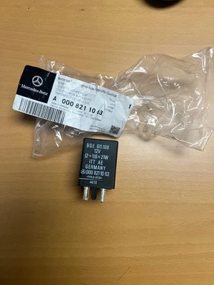 Genuine Mercedes Benz Saloon W123 Flasher Turn Signal Switch Relay 0008211063 - Image 1 of 4