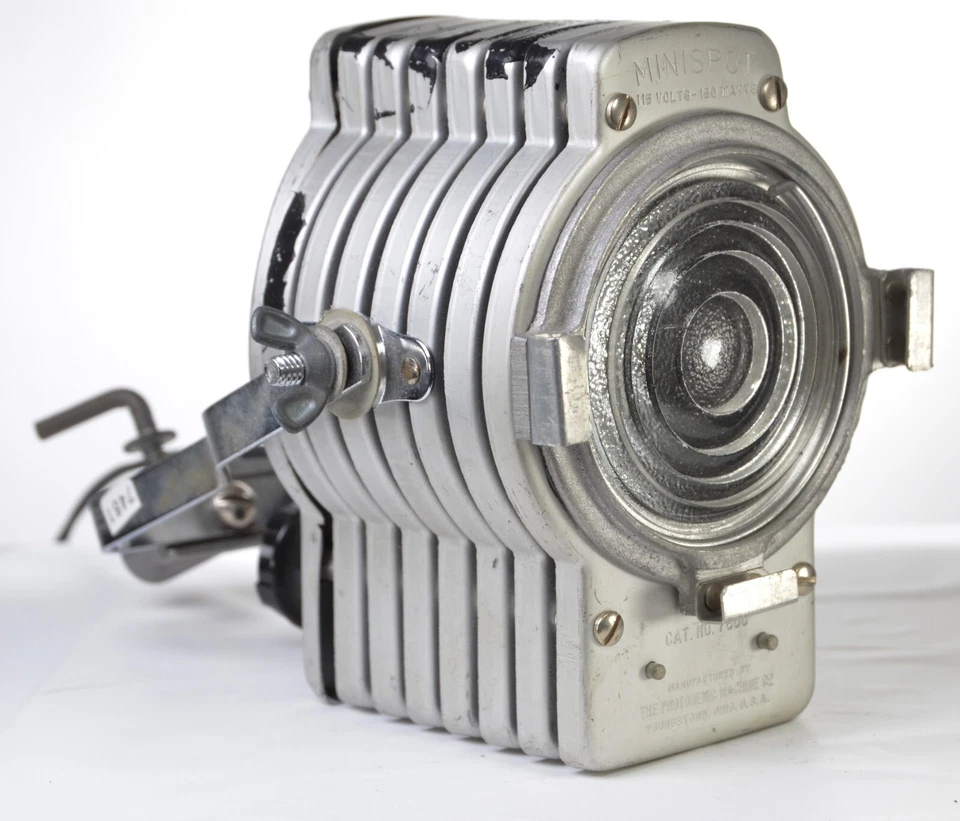 The Photogenic Machine Co. Minispot # 7800 Vintage Fresnel Spot w/lamp-TESTED - Image 1 of 4
