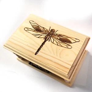 Libelle verriegelte Holzkiste, kostenlose Personalisierung mit Gravur, kleine Andenkenbox - Bild 1 von 10