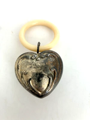 Antiguo sonajero de bebé corazón de metal vintage con anillo de dentición celuloide todavía sonajeros Foto 1 de 2