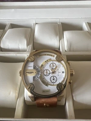 Relógio masculino Little Daddy mostrador prata couro marrom GMT item nº. DZ7288 - Imagem 1 de 4