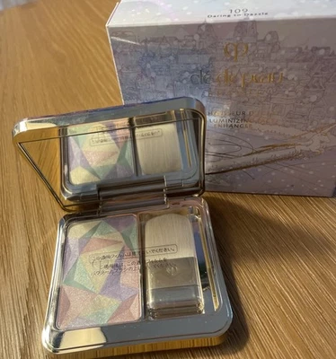 Potenciador facial iluminador Cle de Peau 109 polvo iluminador atrevido a deslumbrar Foto 1 de 4