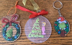 NEU - Grinch Ornament & Cindy Lou Ornament mit Grinch Schlüsselanhänger - Bild 1 von 6