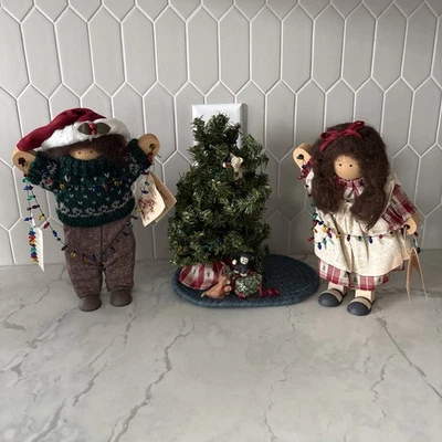 Lizzie High Dolls Timothy & Wendy Bowman 带圣诞灯、树和标签 — 第 1/4 张图片