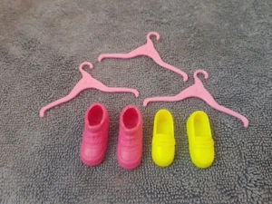 Konvolut Mattel Barbie gelbe Schuhe Halbschuhe rosa Snickers Kleiderbügel - Bild 1 von 5