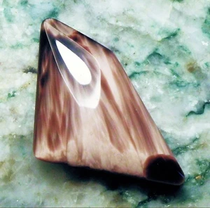 15.13cts ORIGINAL PURPLE VICTORIA STONE 27.5 x 15 x 5 mm CABOCHON MAN MADE - Picture 1 of 3