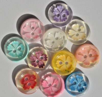 Flower button set in clear plastic - Novelty 2 hole 14mm round buttons - craft - Image 1 of 4