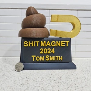 Premio Shit Magnet - Trofeo de novedad personalizado - Imagen 1 de 4