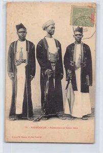 Comores - Anjouannais en bonne tenue - Ed. M. Hassan Aly fils 81 - Foto 1 di 2