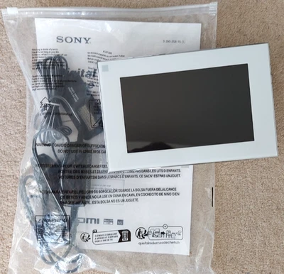 Sony DPF-V700 Black 7" Built-In 512MB Memory + 8GB Card  Digital Photo Frame - Image 1 of 4