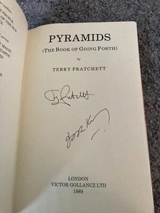 PYRAMIDS: UK FIRST EDITION HARDCOVER SIGNED BY TERRY PRATCHETT JOSH KIRBY - Picture 1 of 6