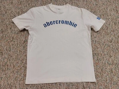 Camisa Abercrombie & Fitch Juvenil Mediana Blanca Manga Corta Deletreada Informal Niños Foto 1 de 4