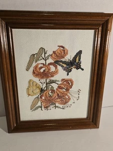 Cottagecore Pastell Lilie & Schmetterlinge gerahmt Nadelspitze Wandbild - Bild 1 von 7