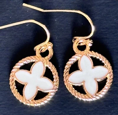 Pendientes colgantes de cuatro hojas de oro y marfil. Foto 1 de 3