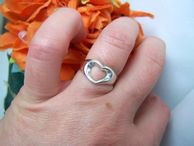 GORGEOUS MODERNIST 925 SOLID STERLING SILVER CUT OUT HEART RING SIZE L 5.5 THUMB - Image 1 of 4