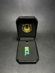 *NUEVO* Pin de solapa de bandera Battlestar Galactica para Canceron (con caja de exhibición) - Imagen 1 de 2