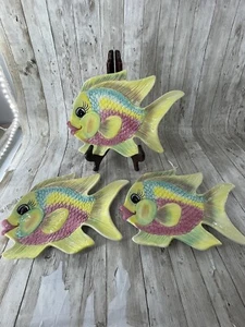 Set Of 3 December Diamonds Fish Shaped Plate Kitsch Retro Fish Yellow Pink Blue - Picture 1 of 8