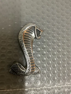 Ford Mustang SVT 1999 Cobra emblema guardabarros delantero derecho.   F6ZB-16702-A OEM Foto 1 de 4