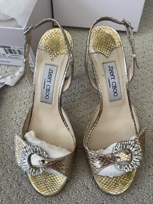 JIMMY CHOO GOLD WATERSNAKE 珠宝露趾吊带后跟:尺寸 37.5,二手 — 第 1/4 张图片