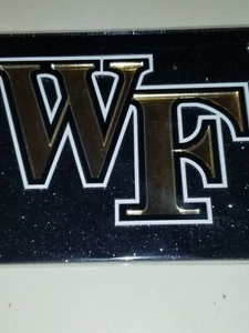  WAKE Forest UNIVERSITY NERO ACRILICO GLITTER ETICHETTA AUTO NUOVA IN PLASTICA  - Foto 1 di 5