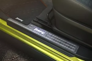 Protezione battitacco porta illuminata Suzuki Jimny 5 porte - accessorio originale OEM - Foto 1 di 6