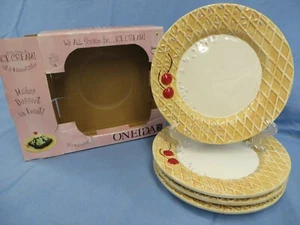 Oneida We All Scream For Ice Cream Plates Set of 4 - Picture 1 of 6
