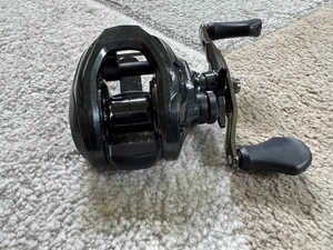 Abu Garcia Vengeance Right Handed Baitcasting Reel 6.5:1, Rod Mount Broken - Picture 1 of 3