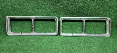 1976-1977 Oldsmobile Cutlass OEM пара ободков отделки фар # 551468 и 551469 - Изображение 1 из 4