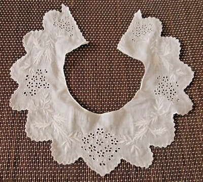 Col ancien en linon blanc brodé   N 31b - Photo 1/3