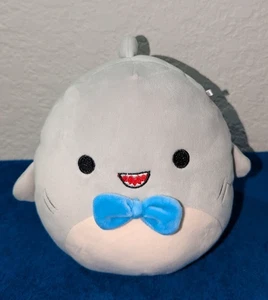 Squishmallows 8 Zoll Gordon der Hai mit Fliege Plüsch '2024 - Bild 1 von 9